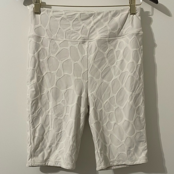 Mono B White Shorts for Women Size L - Picture 2 of 4